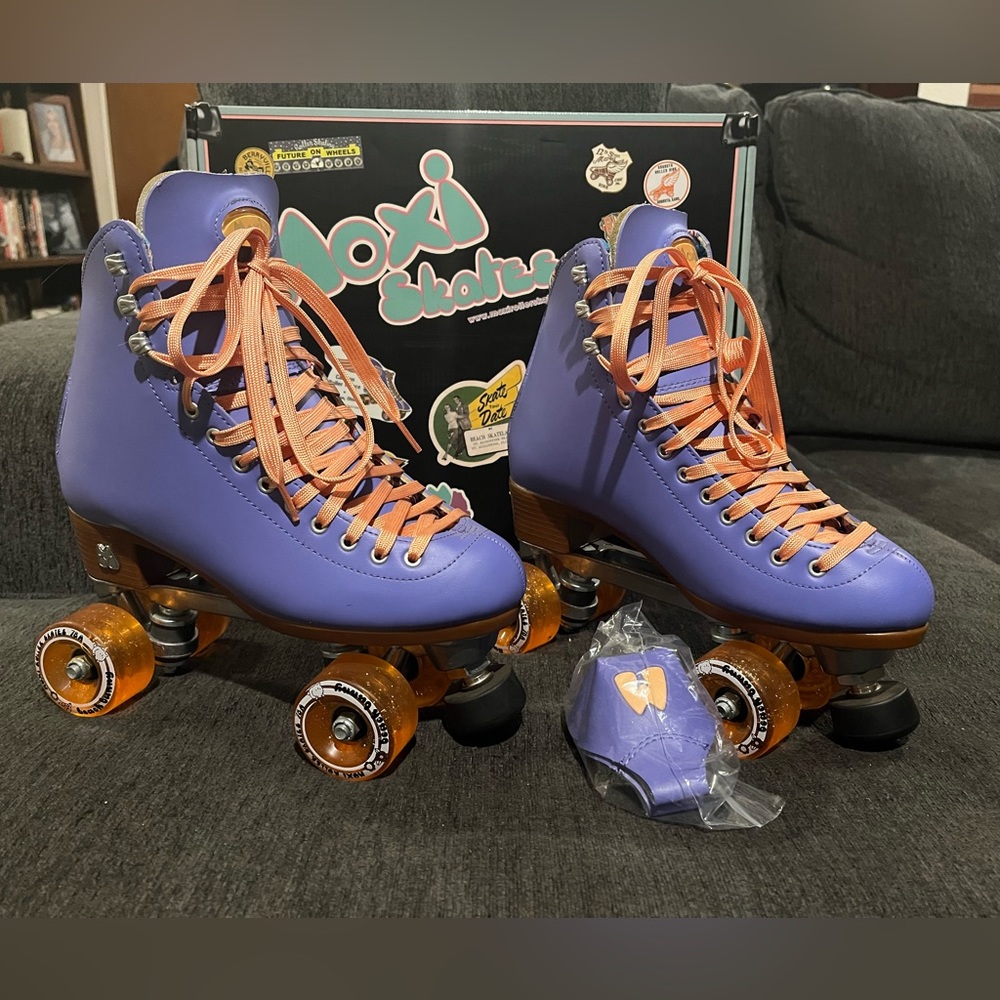 Moxi periwinkle sunset skate size 8